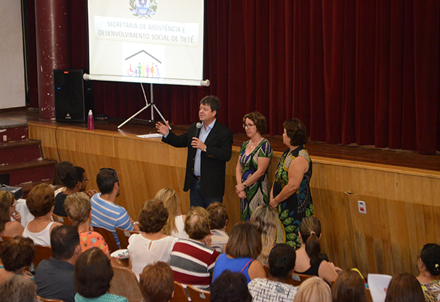 Abertura das Atividades do Grupo Vivendo Feliz é realizado no Teatro Santa Terezinha
