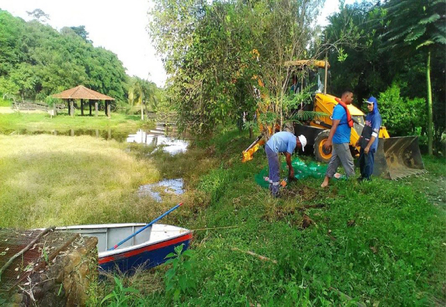 SEMADES realiza limpeza no lago do Parque Ecológico.