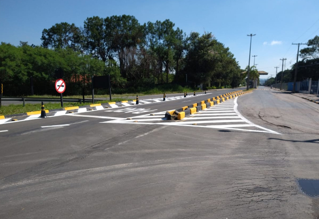 Bairros continuam recebendo nova pintura de sinalização horizontal e substituição de placas