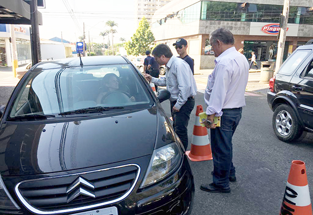 Blitz educativa é realizada para conscientizar motoristas e pedestres