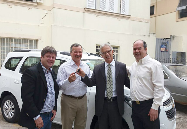 Prefeito acompanha entrega de Veículo para a Santa Casa