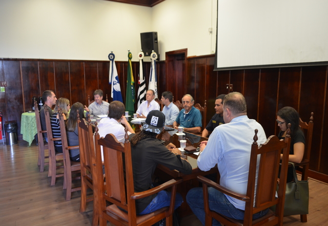 Prefeito Vlamir Sandei se reúne com moradores do Terra Nova