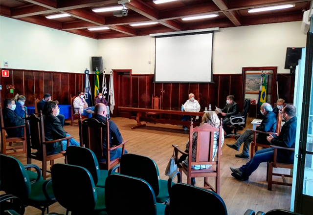 O Prefeito Vlamir Sandei se reúne com representantes da Associação Comercial e Empresarial de Tietê.