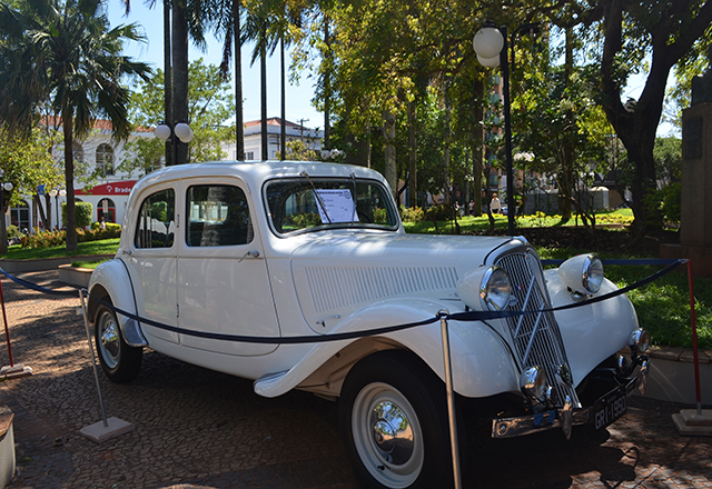 Vlamir Sandei prestigia 8° Encontro de Carros Antigos