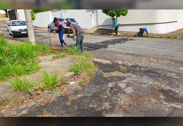 Prefeitura realiza limpeza das guias e sarjetas com munícipes integrantes do Programa Municipal Emergencial de Qualificação Profissional e Combate ao Desemprego