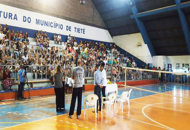 Fofão do vôlei realiza palestra em Tietê