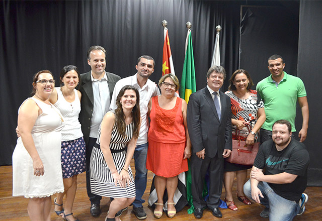 Prefeito Vlamir Sandei discursa aos professores