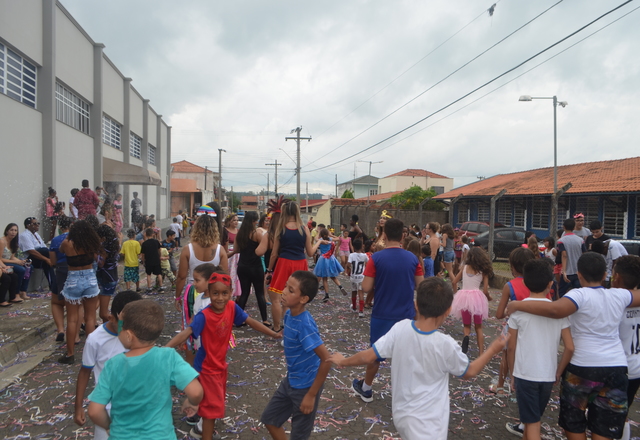 EMEB Aglassi realiza encerramento de Semana do Carnaval