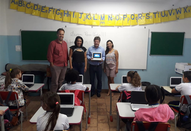 Prefeito Vlamir Sandei recepciona alunos com entrega de Netbooks