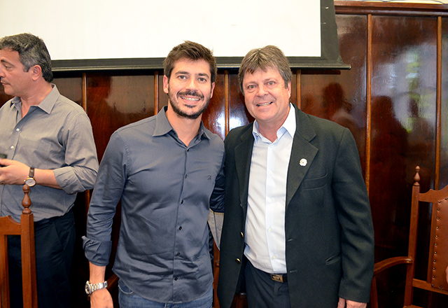 Vlamir Sandei recebe Junior Bozzella em reunião de prefeitos